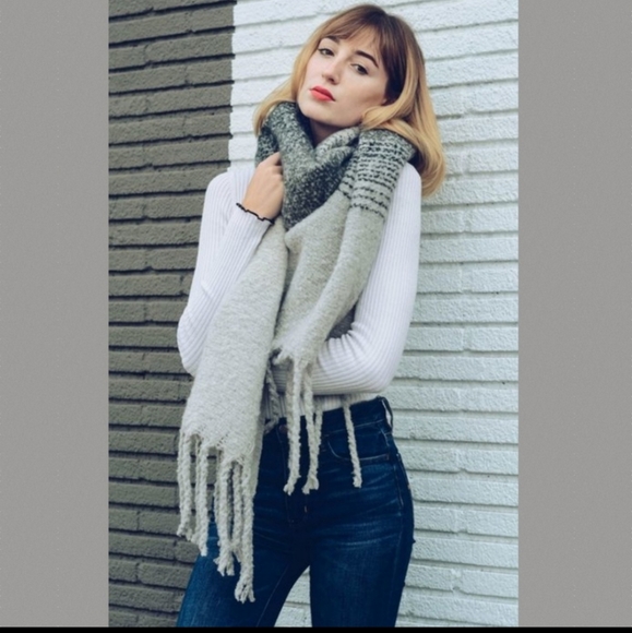 Black and gray ombre knit tassel scarf. - Picture 2 of 4